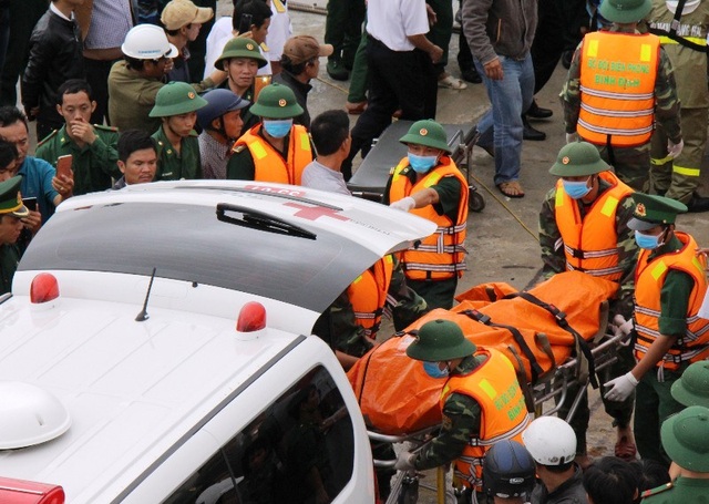 Bão “nuốt chửng” 10 tàu hàng: Phê bình lãnh đạo Cảng vụ Hàng hải Quy Nhơn - 3 Lực lượng chức năng vớt được thi thể của các thuyền viên trong vụ chìm tàu ở vịnh Quy Nhơn