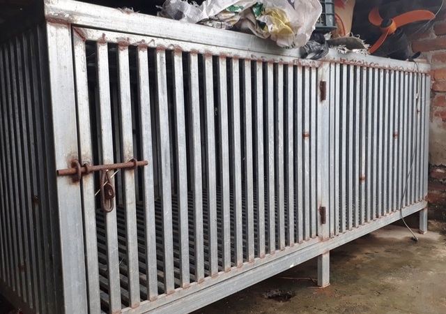 Thông tin mới về hình ảnh cậu bé 3 tuổi cưỡi trăn “khủng” - 2 Chuồng nuôi trăn của gia đình ông Cao