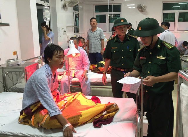 90 chiến sĩ biên phòng cứu 71 thuyền viên trong bão dữ - 4 Bộ đội biên phòng tỉnh Bình Định hỏi thăm sức khỏe các thuyền viên