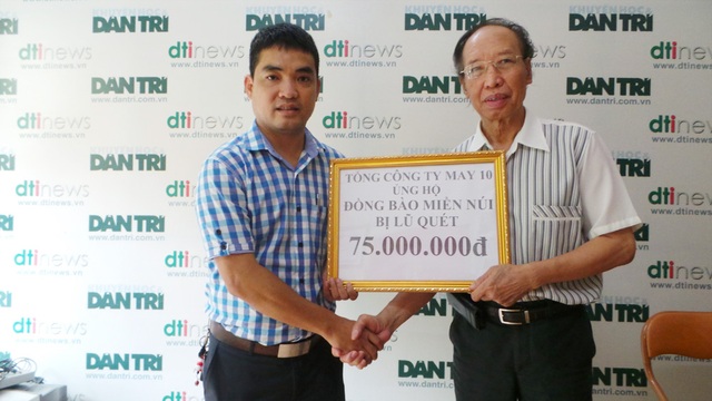 Bạn đọc Dân trí đã ủng hộ hơn 1,7 tỷ đồng giúp đỡ đồng bào miền núi bị lũ quét - 1
Ông Lê Quang Hưng, thành viên Ban chấp hành Công đoàn của Tổng Công ty May 10 trao phần quà đến Tổng Biên tập Báo Dân trí Phạm Huy Hoàn để giúp đỡ người dân vùng núi phía Bắc bị lũ quét.