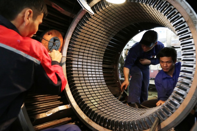 Lương tối thiểu vùng năm 2018: Không thể đẩy gánh nặng về phía người lao động - 1
Nhiều công nhân cơ khí thường xuyên phải làm việc trong môi trường nặng nhọc, độc hại. Ảnh: HẢI NGUYỄN
