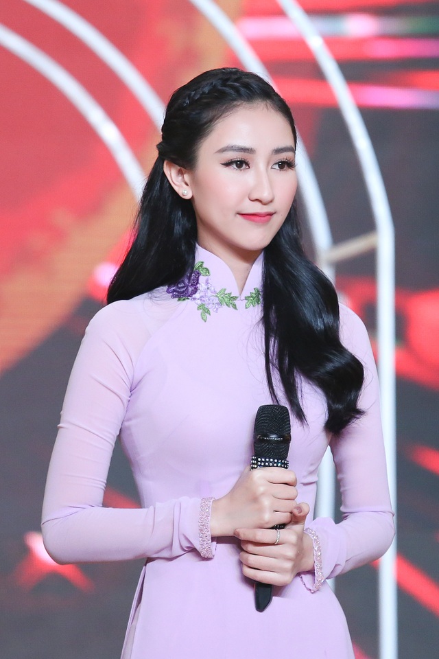 Diễn viên Lý Hương bị Hà Phương, Mạnh Đình “chê” hát Bolero chưa “mùi” - 8 Á hậu Đại dương 2014 Hà Thu thể hiện ca khúc “Trả lại thời gian” và được danh ca Mạnh Đình nhận xét khi bước ra sân khấu dù chưa hát thì dáng của cô đã “làm chết một số người”.