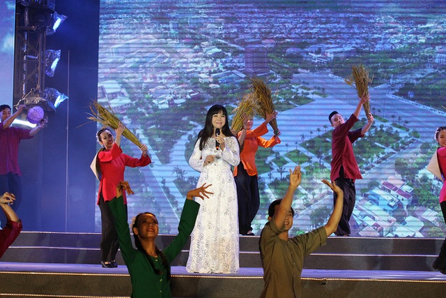 Nhiều cảm xúc khi nghệ sĩ hát về "Một thời hoa đỏ" dưới cơn mưa lớn - 1 Ca sĩ Ánh Tuyết trở về với quê hương Quảng Nam và mở màn chương trình với ca khúc Quảng Nam yêu thương. Phần trình diễn của chị nhận được nhiều sự ủng hộ từ khán giả. Phần múa minh họa của vũ công đã vẽ lên khung cảnh đồng quê trên sân khấu những hoạt cảnh làng nghề Quảng Nam như làng gốm Thanh Hà, đèn lồng Hội An, làng dệt lụa Mã Châu…