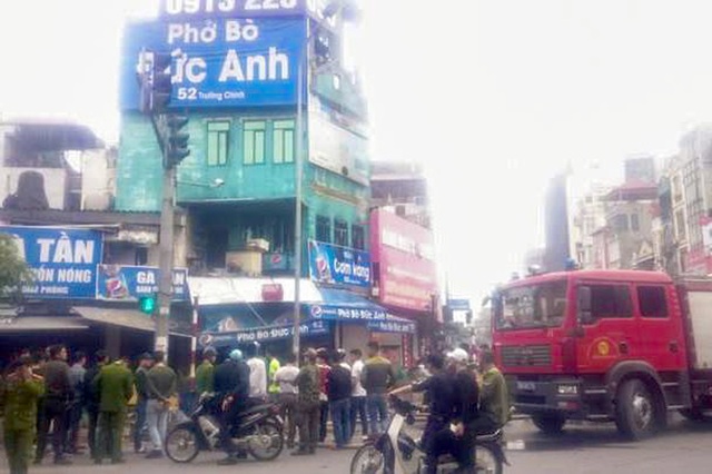 Cháy quán cơm, nam thanh niên bỏng nặng khi cố ngắt cầu dao điện - 1 Quán cơm tại đường Trường Chinh bất ngờ bốc cháy vào trưa nay, 3/1, nhưng sau đó đã được lực lượng PCCC đến ứng cứu kịp thời (Ảnh: CTV cung cấp).