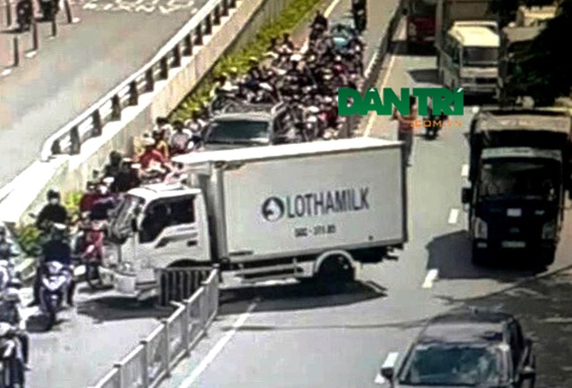 Xe tải mất lái trước hầm Thủ Thiêm, giao thông hỗn loạn - 1 Hiện trường chiếc xe tải nhẹ của một công ty sữa gây tai nạn trên đường vào hầm Thủ Thiêm, phía bờ quận 1, TPHCM chiều ngày 16/10.