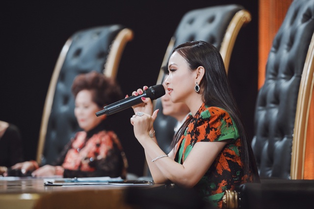 Diễn viên Lý Hương bị Hà Phương, Mạnh Đình “chê” hát Bolero chưa “mùi” - 3 Ca sĩ Hà Phương cũng đồng ý với nhận xét của danh ca Phương Dung, cô cho rằng Lý Hương giọng khỏe nhưng hát chưa “thoát” ra ngoài nhiều. “Lần sau Lý Hương hát chữ phải “đứng” lên, đừng có “dẹp” lại. Khi dẹp lại giọng không thoát ra ngoài được. Giọng Lý Hương rất tốt vì Lý Hương đã có sẵn chất giọng khỏe”, ca sĩ Hà Phương nhận xét.