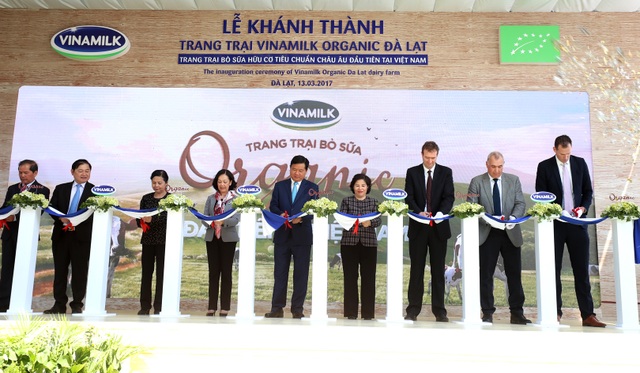 Khánh thành trang trại bò sữa Organic tiêu chuẩn châu Âu đầu tiên tại Việt Nam - 2
Nghi thức cắt băng Khánh thành Trang trại Organic Đà Lạt, mở rộng hành trình mang những sản phẩm sữa tươi 100% Organic đạt chuẩn châu Âu đầu tiên tại Việt Nam đến với người tiêu dùng.