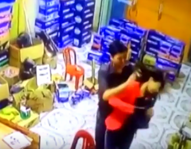 Chồng dùng điếu cày đánh vợ đến nhập viện - 1 Hình ảnh người chồng bạo hành vợ một cách dã man (ảnh cắt từ clip)