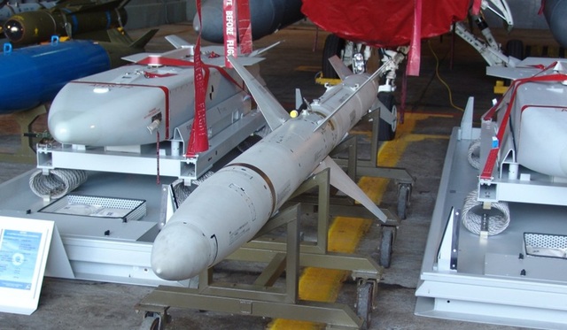 
Tên lửa không đối đất AGM-88B là tên lửa tốc độ cao chống bức xạ. AGM-88B, được đưa vào sử dụng từ năm 1985, có khả năng dò tìm, tiêu diệt radar và các thiết bị trên mặt đất hoặc tàu bè. Tổng trị giá cho hạng mục này là 147,5 triệu USD, bao gồm tên lửa, bệ phóng, thùng chứa, phụ tùng, dịch vụ hỗ trợ, hậu cần và huấn luyện. (Ảnh: SCMP)
