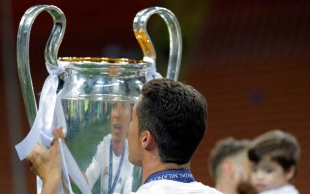 Ai đoạt nhiều danh hiệu cùng các CLB hơn Ibrahimovic? - 1
10. Cristiano Ronaldo (18 danh hiệu): Premier League: 2006-07, 2007-08, 2008-09; FA Cup: 2003-04; League Cup: 2005-06, 2008-09; FA Community Shield: 2007; UEFA Champions League: 2007-08; FIFA Club World Cup: 2008; La Liga: 2011-12; Cúp Nhà vua Tây Ban Nha: 2010-11, 2013-14; Supercopa de España: 2012; UEFA Champions League: 2013-14, 2015-16; UEFA Super Cup: 2014; FIFA Club World Cup: 2014, 2016