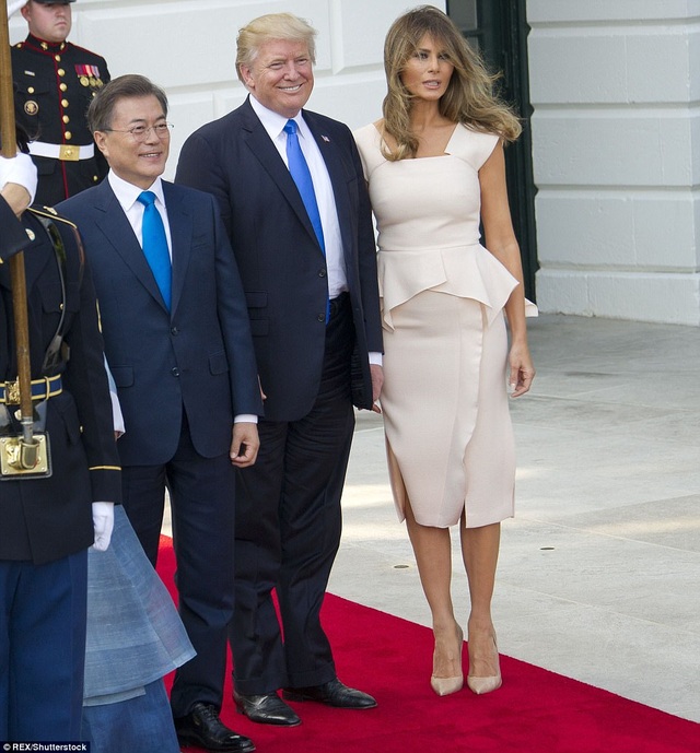 Ông Trump mời Tổng thống Hàn Quốc thăm khu ở riêng trên tầng 3 Nhà Trắng - 1
Ngày 29/6, trong chuyến công du lần đầu tới Mỹ, Tổng thống Hàn Quốc Moon Jae-in và phu nhân đã tới Nhà Trắng tham dự buổi tiệc tối cùng với Tổng thống Trump và đệ nhất phu nhân Melania Trump. Đây là cuộc gặp gỡ cấp cao đầu tiên giữa họ kể từ khi hai Tổng thống nhậm chức. (Ảnh: Rex/Shutterslock)