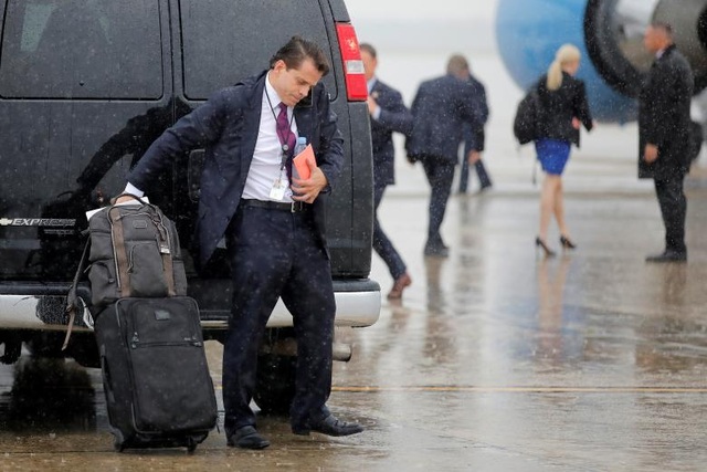 Dàn trợ thủ đắc lực của Tổng thống Trump - 1
Giám đốc truyền thông Nhà Trắng Anthony Scaramucci tháp tùng Tổng thống Donald Trump tới Ronkonkoma, New York. Ông mới được bổ nhiệm vào chính quyền của Tổng thống Trump gần đây và đã gây không ít ồn ào với những tuyên bố “giật gân”. Gần đây, ông cam kết sẽ chặn mọi nguồn tin bị tiết lộ.