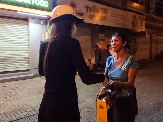 Hồ Ngọc Hà đi xe máy trao quà người cơ nhỡ lúc nửa đêm - 10 Sự xúc động của người dân khi nhận được món quà bất ngờ này