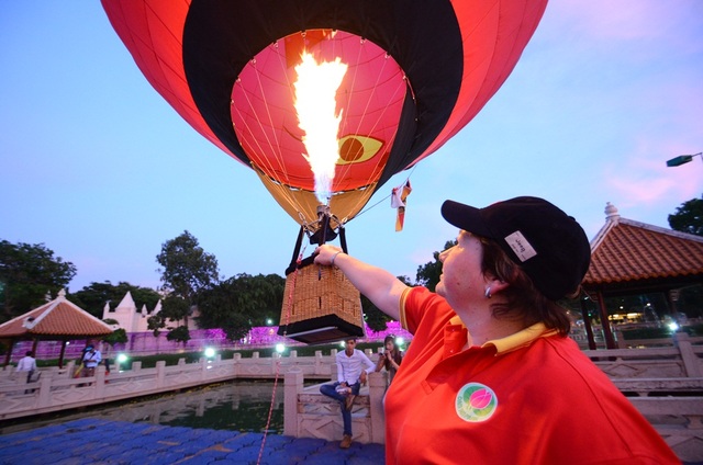 Người dân Sài Gòn du xuân bằng… khinh khí cầu - 10 Chuyên gia nước ngoài đang điều khiển khinh khí cầu mi-ni.