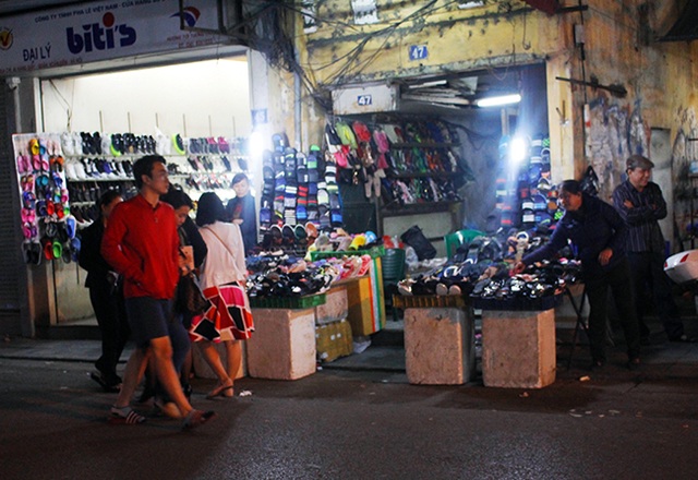 Hà Nội: Hàng quán “bủa vây” lòng đường, vỉa hè trong đêm - 9 Phố Hàng Giầy, chủ kinh doanh còn bày bán xuống cả lòng đường. Việc trao đổi buôn bán như vậy không chỉ gây khó khăn cho người đi bộ mà cho cả người tham gia giao thông.