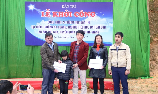 Khởi công xây dựng 3 phòng học Dân trí tại Hà Giang - 15
Cũng nhân dịp này, nhà báo Nguyễn Thế Nam đã trao 105.520.000 đồng đến em Lù Thị Dợ (Mã số 2399) và 27.235.000 đồng đến em Vàng Thị Vàng (Mã số 2389) do bạn đọc ủng hộ qua Quỹ Nhân ái. Em Lù Thị Dợ là học sinh trường mầm non và em Vàng Thị Vàng là học sinh trường tiểu học Bát Đại Sơn, đều là những học sinh có hoàn cảnh đặc biệt khó khăn