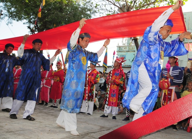 Bình Định: Độc đáo lễ hội cầu ngư của ngư dân vùng biển Nhơn Hải - 8 Đội cầu cho thần vào chánh điện lăng Ông