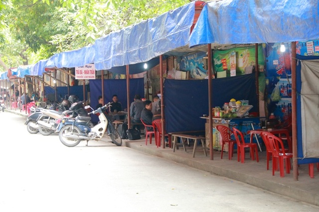 Ninh Bình: Hàng loạt vỉa hè bị “xẻ thịt” dựng ki ốt, chủ tịch phường trả lời "lạ"! - 8 Vỉa hè bị xẻ thịt biến thành nơi bán trà đá.