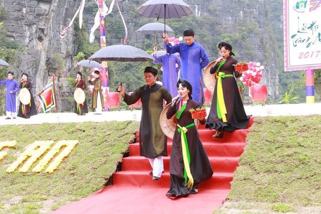 Ninh Bình: Rộn ràng lễ hội Tràng An - 12 Ngay tại sân khấu chính của lễ hội, nhiều tiết mục đặc sắc là các Di sản phi vật thể của nhân loại cũng được trình diễn cho du khách thưởng thức. 11 tỉnh thành trong cả nước có các làn điệu dân ca, âm nhạc được vinh danh đã tụ họp về Tràng An tạo nên văn hóa đa màu sắc của dân tộc trong lễ hội.