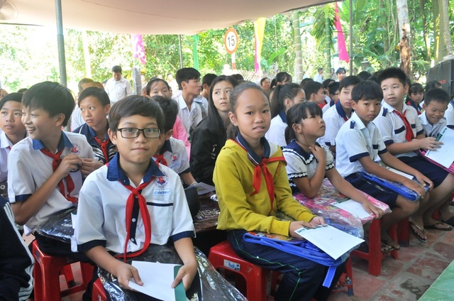 Niềm vui ngày khánh thành cầu Dân trí thứ 12 tại Đồng Tháp - 4 Niềm vui của các em học sinh khi được nhận học bổng và cặp mới nhân ngày khánh thành cầu Dân trí