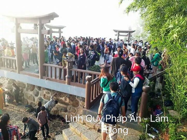Mạng xã hội "nổ tung" với hình ảnh kín đặc người tại các khu du lịch trong dịp nghỉ lễ - 2 Còn đây là cảnh tượng tại chùa Linh Quy Pháp Ấn