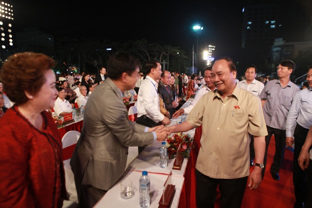 Thủ tướng Nguyễn Xuân Phúc dự Lễ hội Hoa phượng đỏ Hải Phòng 2017 - 1
Thủ tướng Chính phủ Nguyễn Xuân Phúc đã đến Lễ hội chung vui với người dân Hải Phòng