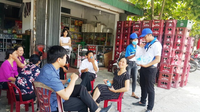Tiếp sức nước uống miễn phí phục vụ thí sinh thi vào lớp 10 - 9 Tiếp sức nước uống miễn phí phục vụ thí sinh thi vào lớp 10 - 9