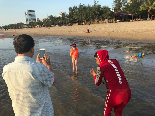 Phó nháy trải lòng khi bị smartphone lấy đi "miếng cơm, manh áo" - 2 Smartphone đang dần thay thế công việc của những người phó nháy tại các địa điểm du lịch, đặc biệt là bãi biển.