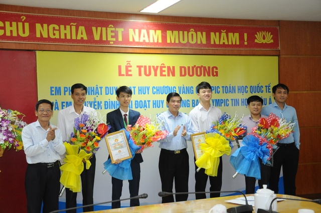 Hà Tĩnh khen thưởng học sinh đoạt huy chương Olympic - 2 Quỹ khuyến học khuyến tài Nguyễn Du đã trao tặng 10 triệu đồng cho em Phan Nhật Duy và 5 triệu đồng cho em Nguyễn Đình Đại.