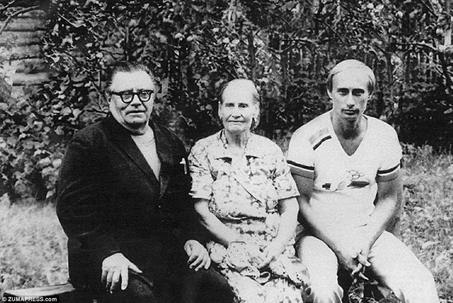 Ảnh hiếm của Tổng thống Putin thời trẻ - 9
Ông Putin chụp cùng cha mẹ vào năm 1985, trước khi ông được cử tới Tây Đức hoạt động như một đặc vụ với vỏ bọc phiên dịch viên. Ông đã bắt đầu học tiếng Đức từ thời trung học và đã thành thạo khi trưởng thành.