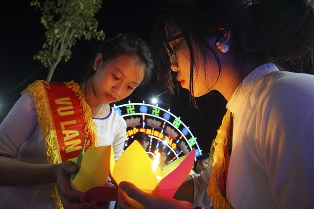 Đêm Vu Lan đặc biệt dành cho giới trẻ - 11
Hàng nghìn ngọn đèn hoa đăng được truyền tay với ý nghĩa tri ân đấng sinh thành.