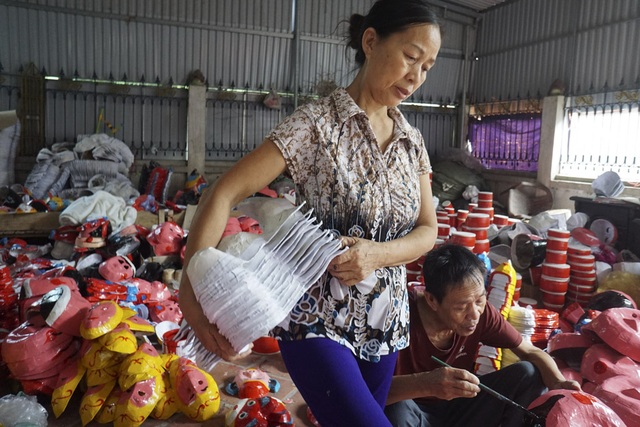 Ngôi làng "thủ phủ" trống, mặt nạ Trung thu hối hả vào mùa - 10
Bà Thoàn cho biết, những năm trước đơn hàng nhiều phải thuê gia công cốt mặt nạ, đóng trống... nhưng thời điểm này chỉ cần người nhà làm là đủ.