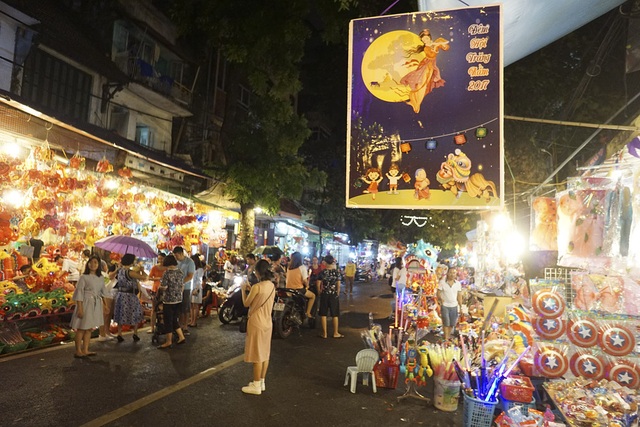 Chợ Trung thu phố cổ Hà Nội rực rỡ sắc màu - 10
Phố Hàng Mã lung linh đèn điện vào buổi tối những ngày dịp Trung thu.