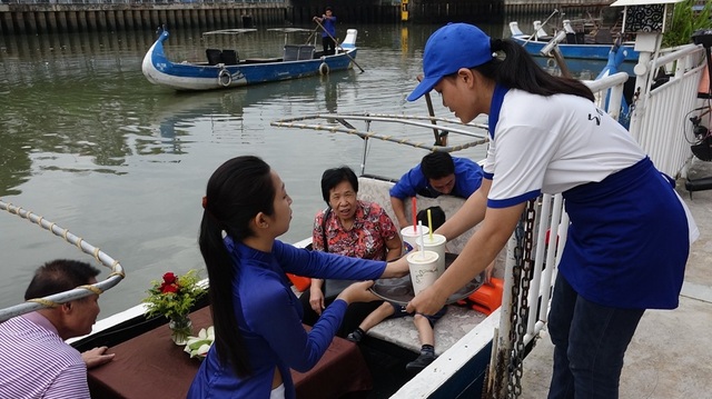 "Mỗi năm lỗ 1 tỷ, nhưng không sao!" - 2 Du khách xuống thuyền tại bến quận 1