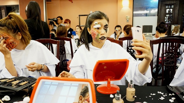 Những cách hóa trang "khóc thét" chỉ có ở… Halloween - 10 Tranh thủ tự sướng vài bức ảnh