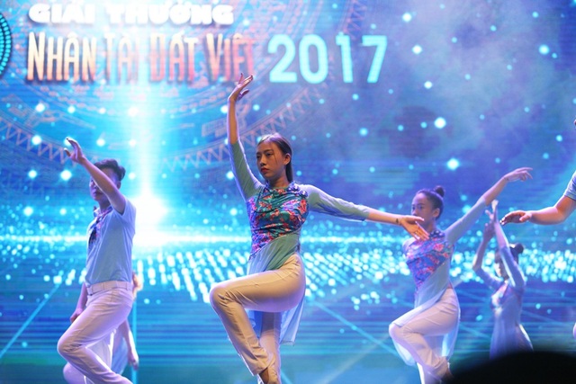 Đã sẵn sàng cho đêm trao giải Nhân tài Đất Việt 2017 - 10
Các nghệ sĩ múa tập luyện lần cuối trước khi lên sóng.
