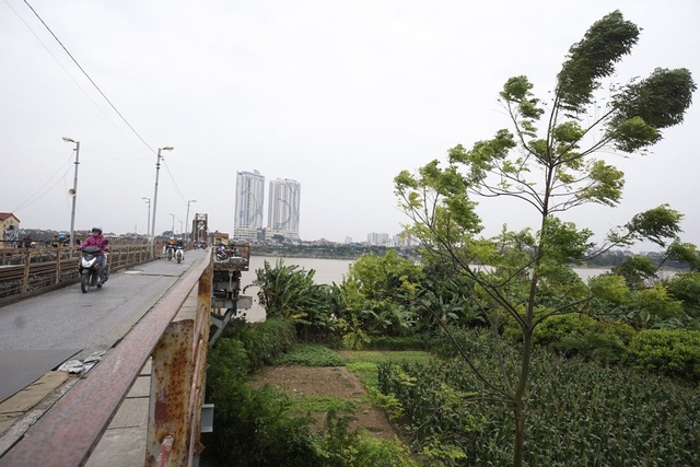 Hà Nội rét đậm, người dân co ro khi ra đường - 10
Lạnh nhất là khi phải đi qua cầu, gió sông thổi mạnh, rét buốt.