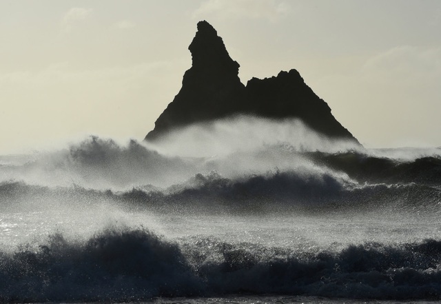 Gió mạnh thổi bạt cả sóng biển ở hạt Pembrokeshire, Wales, Vương quốc Anh. (Ảnh chụp ngày 23/2)