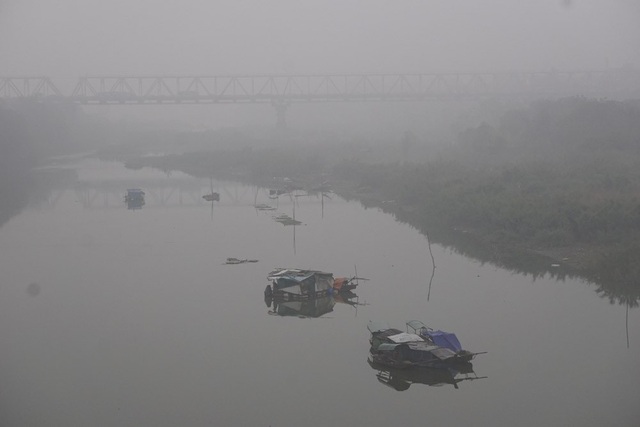 Hà Nội mờ ảo trong sương mù dày đặc - 10
Nhà thuyền ẩn hiện trên khúc sông gần cầu Long Biên.
