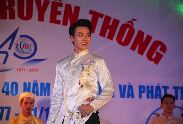 Sinh viên ĐH Quy Nhơn tỏa sáng trong cuộc thi tìm kiếm "trai tài gái sắc" - 8
Nam sinh viên điển trai đốn tim nhiều khán giả nữ