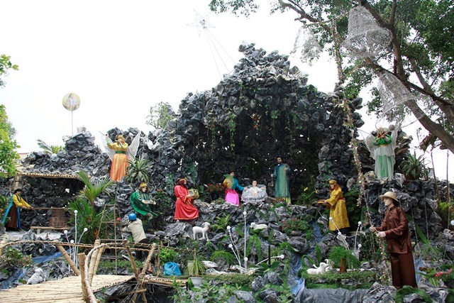 Giáo dân “phố núi” tất bật trang trí chuẩn bị cho lễ Giáng sinh - 7 Hang đá tại nhà thờ Duy Linh (đường Xô Viết Nghệ Tĩnh) được xây dựng với hình ảnh đậm chất truyền thống Việt Nam