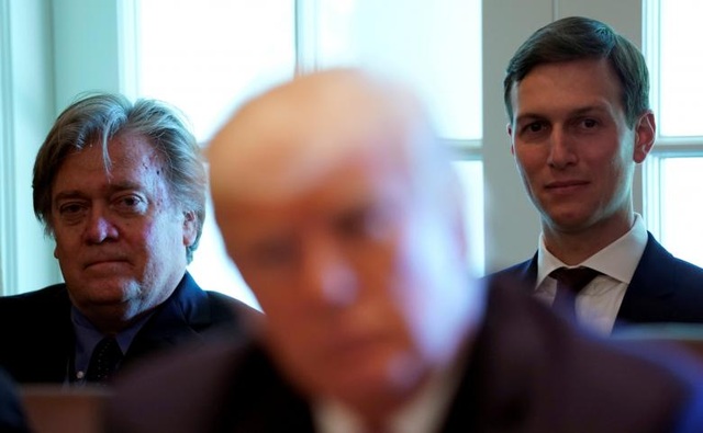 Dàn trợ thủ đắc lực của Tổng thống Trump - 10
Hai cố vấn của ông Trump là Steve Bannon và Jared Kushner.