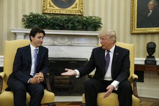 6 tháng đầu tiên đầy "sóng gió" của Tổng thống Trump tại Nhà Trắng - 6 Ông Trump chào mừng Thủ tướng Canada Justin Trudeau vào ngày 13/2/2017. (Ảnh: Reuters)