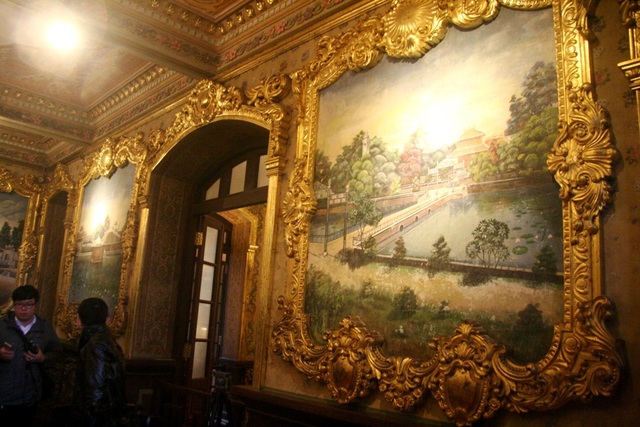 Các bức tranh về khung cảnh các lăng vua Nguyễn được vẽ trực tiếp lên tường