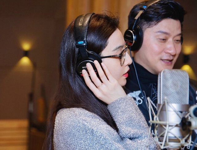 Bất ngờ trước vẻ ngoài trẻ trung của cha ruột Phạm Băng Băng - 3
Nhiều khán giả sau khi xem bức ảnh chụp chung của hai cha con đều phải thốt lên rằng, họ không nhận ra khoảng cách tuổi tác giữa Phạm Băng Băng và cha ruột.