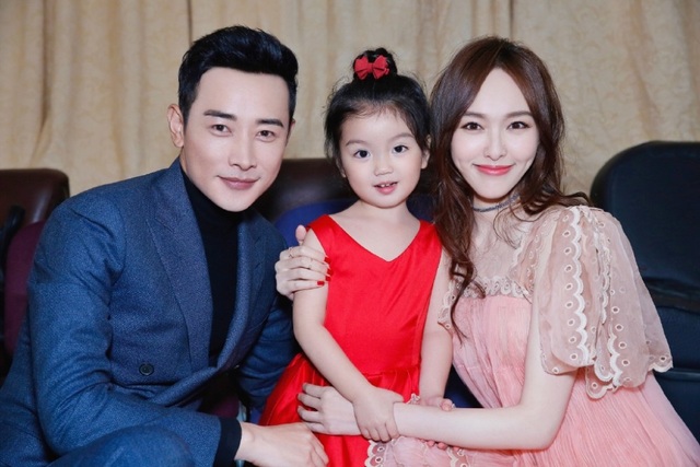 Bất ngờ trước vẻ ngoài trẻ trung của cha ruột Phạm Băng Băng - 5
Đường Yên và La Tấn tham gia một chương trình mừng tết nguyên đán sắp tới. Họ chụp ảnh chung cùng một fan nhí. Nhiều người nhận xét, bức ảnh này của Đường Yên và La Tấn thật giống một gia đình hạnh phúc.