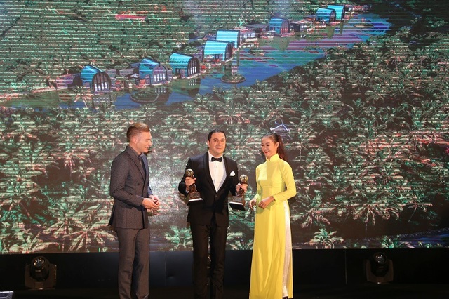 Việt Nam được xướng tên ở nhiều hạng mục danh giá nhất World Travel Awards 2017 - 2
Ông Juan Losada - TGĐ điều hành InterContinental Danang Sun Peninsula Resort nhận giải Spa Resort tốt nhất Việt Nam và Spa Resort tốt nhất Châu Á