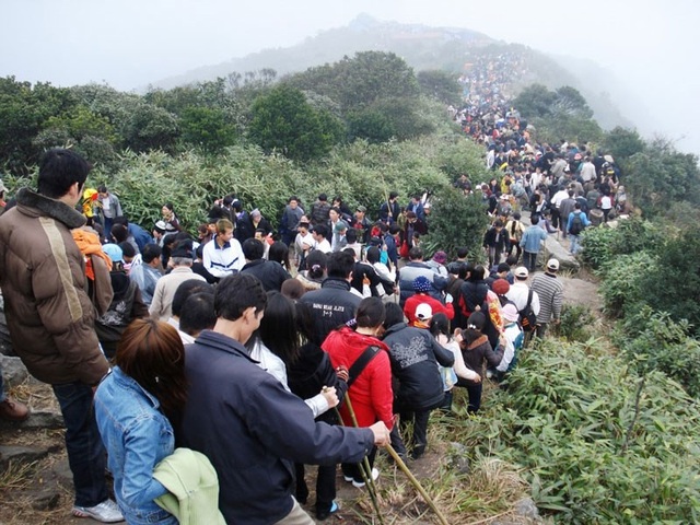 Quảng Ninh: Từ đầu năm 2018 du khách tham quan Yên Tử sẽ phải mua vé - 1 Du khách tham quan danh lam thắng cảnh Khu di tích Yên Tử sẽ phải mua vé (ảnh Internet)