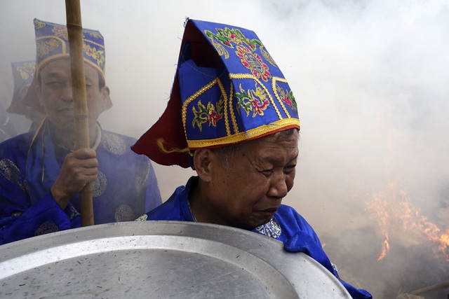 Sôi động trong khói lửa hội thổi cơm thi Thị Cấm - 11 Khói rơm mù mịt cả đình làng.