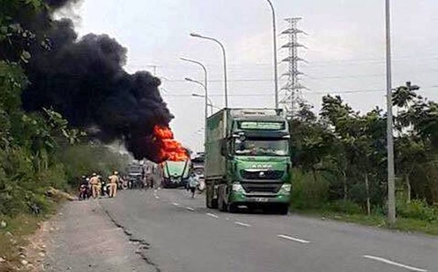 Xe đầu kéo cháy rụi trên đường vành đai Đông Sài Gòn - 1 Xe đầu kéo cháy rụi trên đường vành đai Đông Sài Gòn - 1